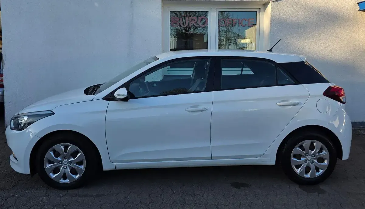 Gebraucht Hyundai i20 75 PS (55 kW) 2015 Weiß Kleinwagen