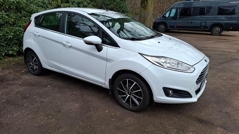 Gebraucht Ford Fiesta Titanium 101 PS (74 kW) 2016 Weiß Kleinwagen