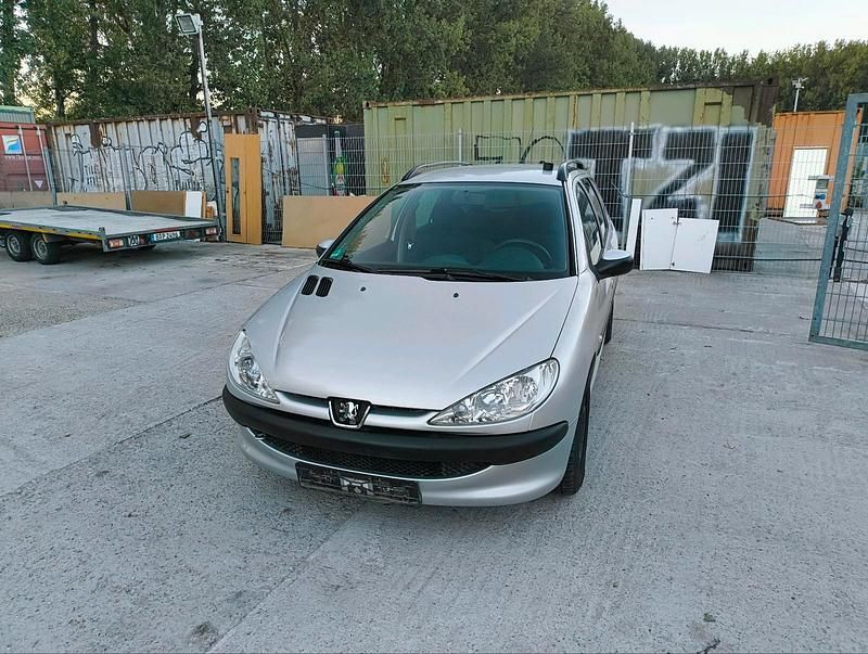 Silber Gebraucht 2004 Peugeot 206 Kombi | 2.599 € (Etwas zu teuer) - Bild 1/4