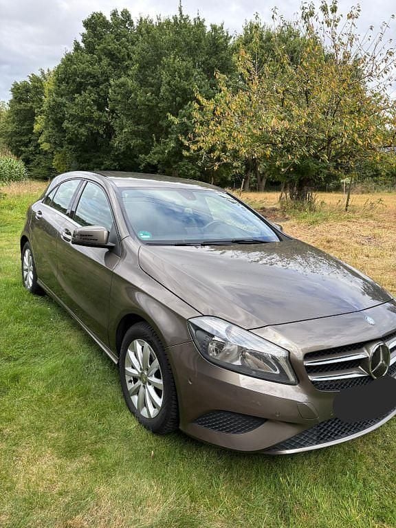 Braun Gebraucht 2013 Mercedes A180 Style Limousine | 9.300 € (Superpreis) - Bild 1/4