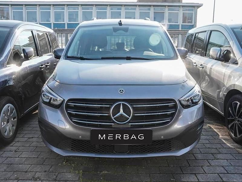 Gebraucht Mercedes T180 Progressive 131 PS (96 kW) 2023 Chromitgrau Van / Kleinbus