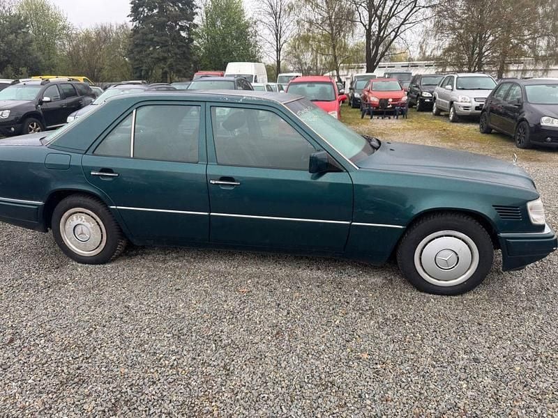Second-hand Mercedes E250 113 CP (83 kW) 1994 Berlinǎ