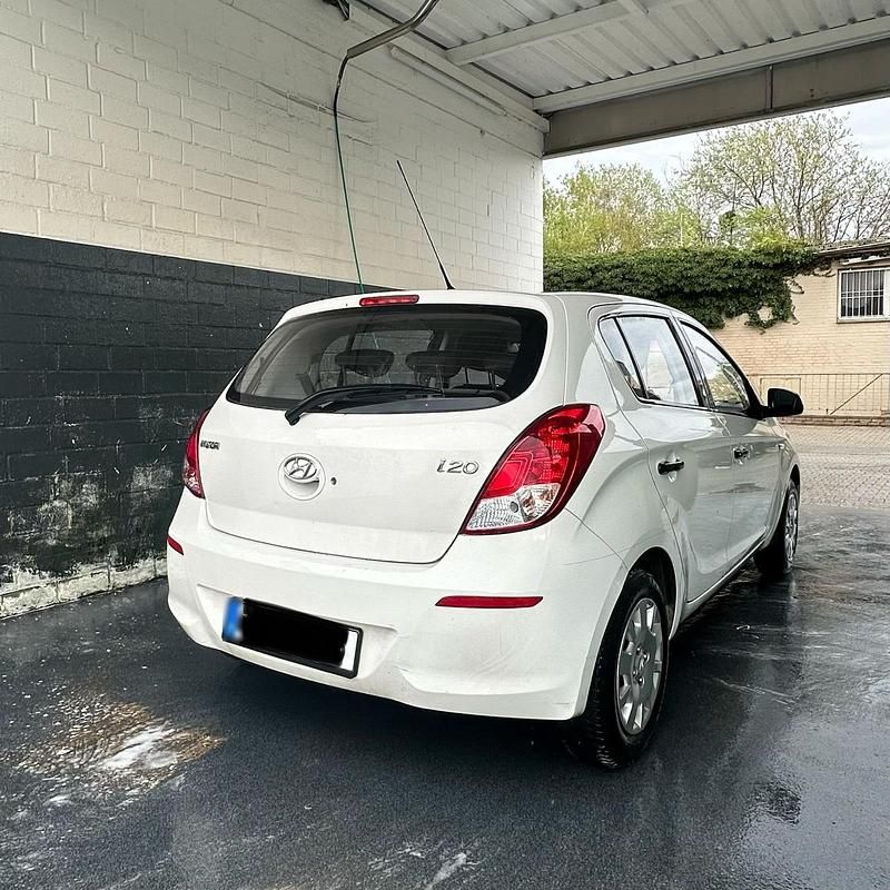 Gebraucht Hyundai i20 85 PS (62 kW) 2013 Weiß Kleinwagen