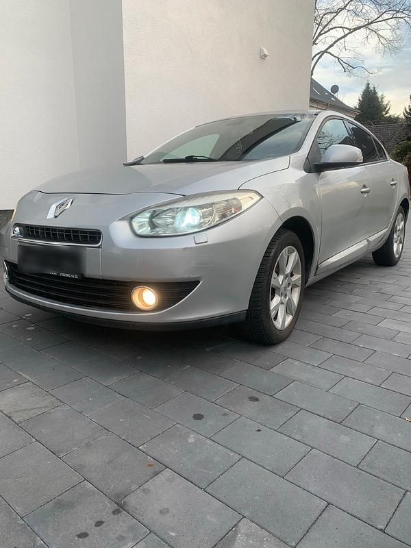 Grau Gebraucht 2011 Renault Fluence Limousine | 1.890 € - Bild 1/4