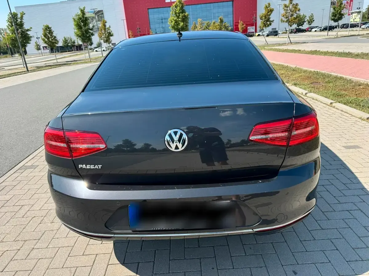 Gebraucht VW Passat 120 PS (88 kW) 2018 Schwarz Limousine