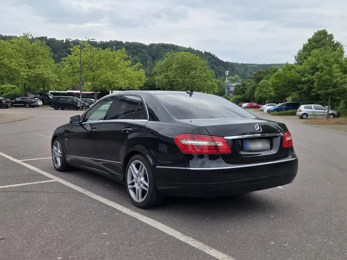 Gebraucht Mercedes E220 170 PS (125 kW) 2010 Schwarz Limousine
