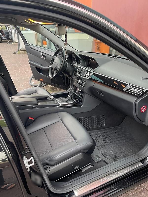 Gebraucht Mercedes E200 184 PS (135 kW) 2010 Schwarz Limousine