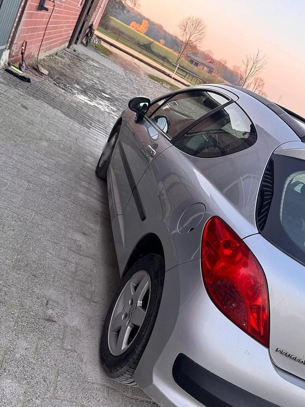 Gebraucht Peugeot 207 95 PS (69 kW) 2008 Silber Kleinwagen