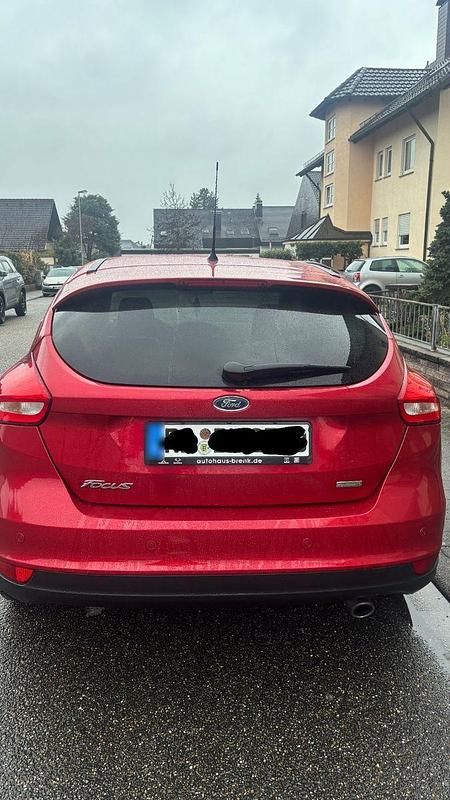 Używany Ford Focus Titanium 150 KM (110 kW) 2015 Czerwony Sedan/Limuzyna