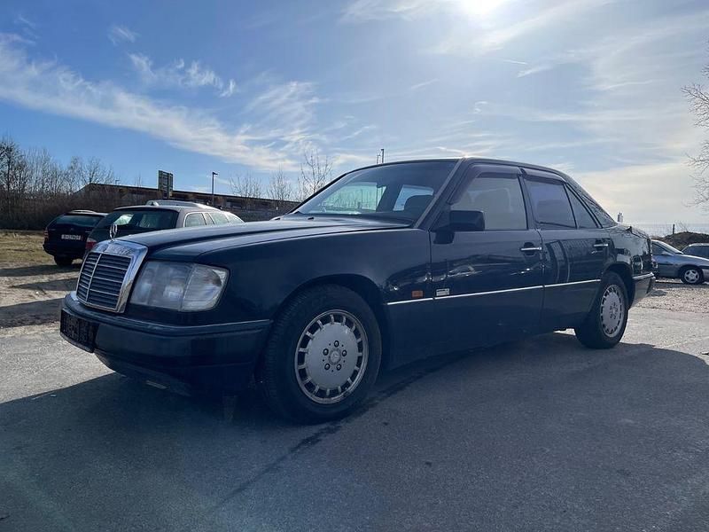 Gebraucht Mercedes E300 179 PS (131 kW) 1992 Blau Limousine