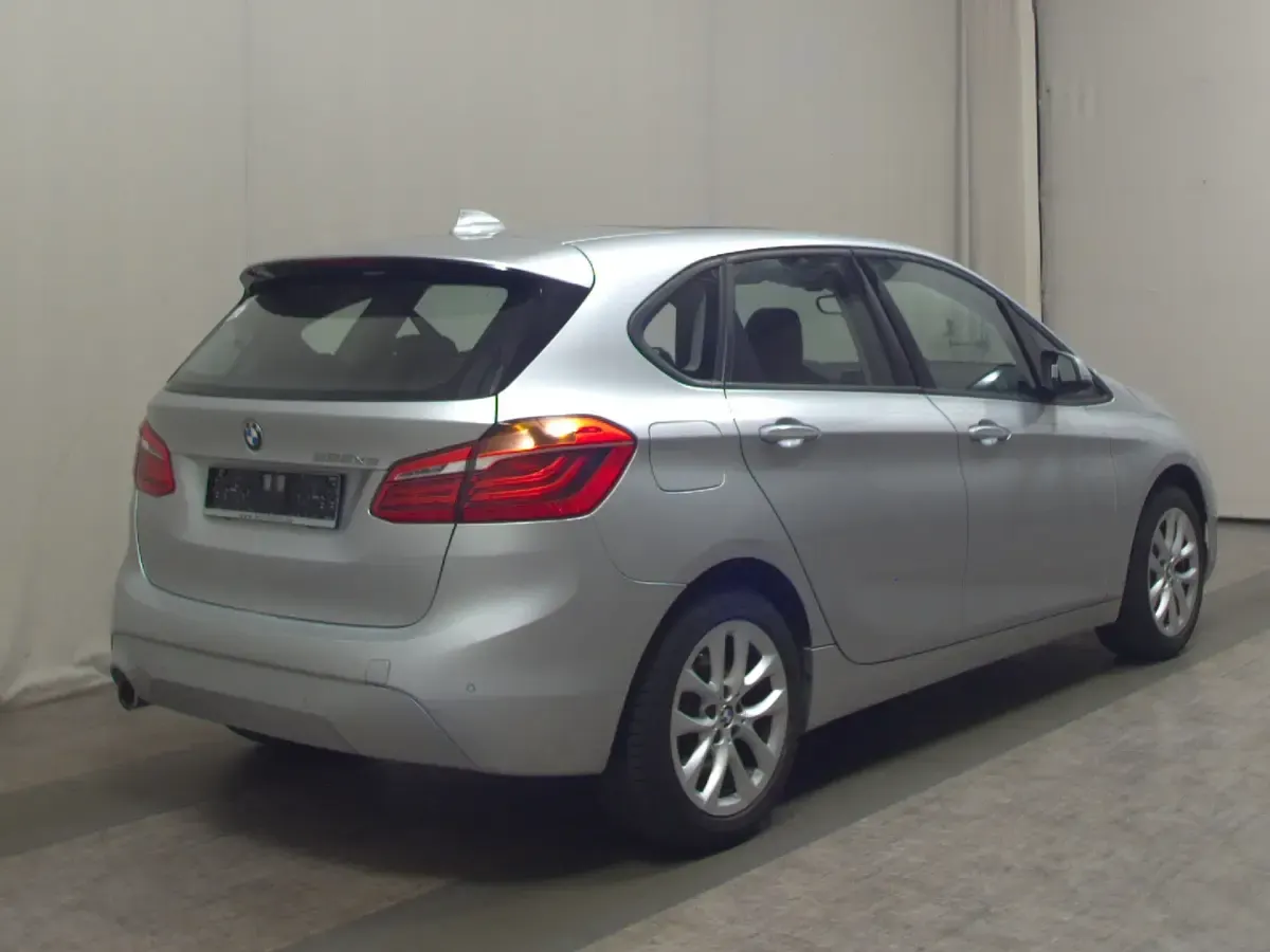 Gebraucht BMW 225 Active Tourer Advantage 224 PS (164 kW) 2020 Glaciersilber metallic Van / Kleinbus