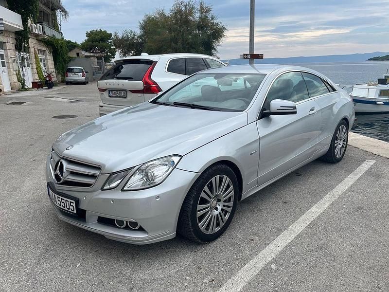 Silber Gebraucht 2010 Mercedes E250 Coupé | 14.500 € (Etwas zu teuer) - Bild 1/4