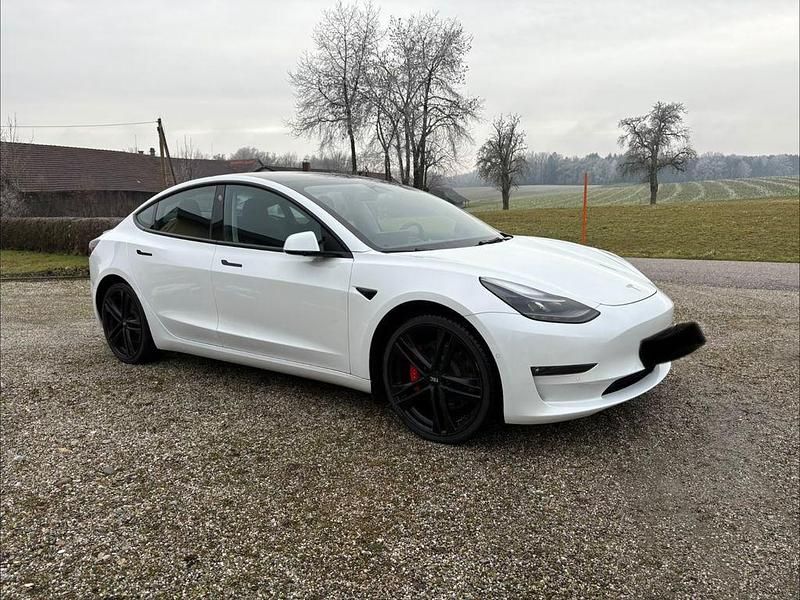 Weiß Gebraucht 2022 Tesla Model 3 Performance Limousine | 33.900 € (Etwas zu teuer) - Bild 1/4