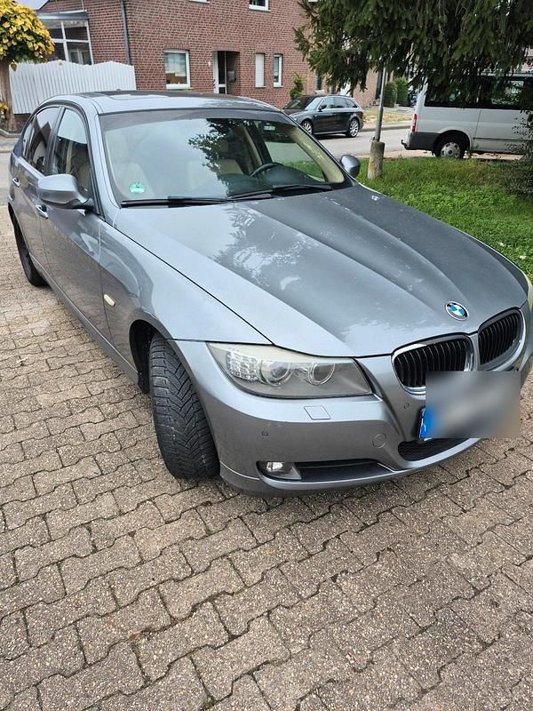 Grau Gebraucht 2010 BMW 320 Limousine | 5.350 € (Guter Preis) - Bild 1/4