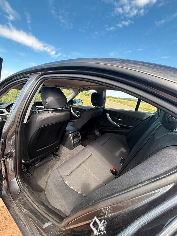 Gebraucht BMW 318 143 PS (105 kW) 2012 Grau Limousine