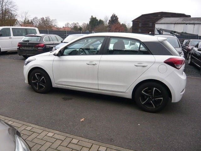 Gebraucht Hyundai i20 Classic 84 PS (61 kW) 2017 Weiß Limousine