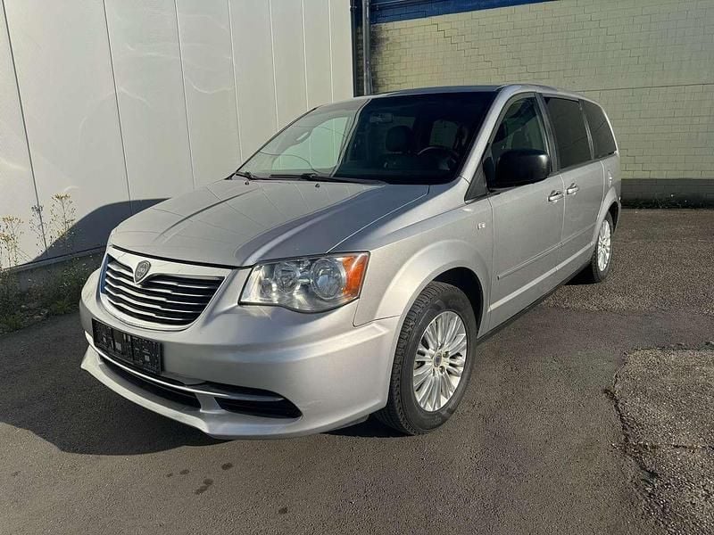 Silber Gebraucht 2014 Lancia Voyager Silver Van / Kleinbus | 8.900 € (Superpreis) - Bild 1/4