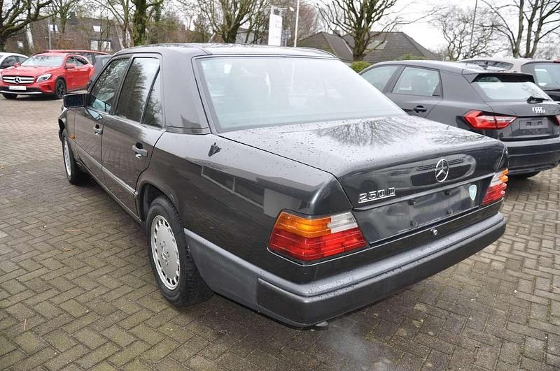 Second-hand Mercedes E250 90 CP (66 kW) 1989 Gri Berlinǎ