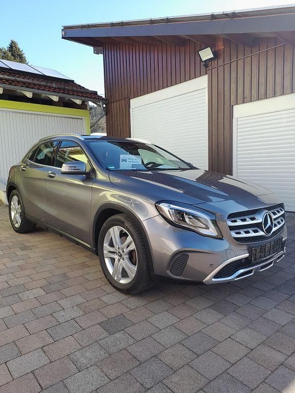 Grau Gebraucht 2017 Mercedes GLA180 Urban SUV | 17.200 € (Guter Preis) - Bild 1/4