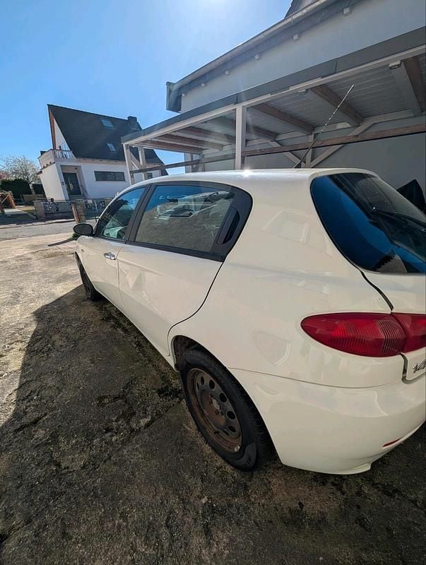 Gebraucht Alfa Romeo 147 105 PS (77 kW) 2010 Weiß Kleinwagen