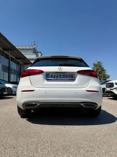 Gebraucht Mercedes A180 136 PS (100 kW) 2023 Weiß Limousine