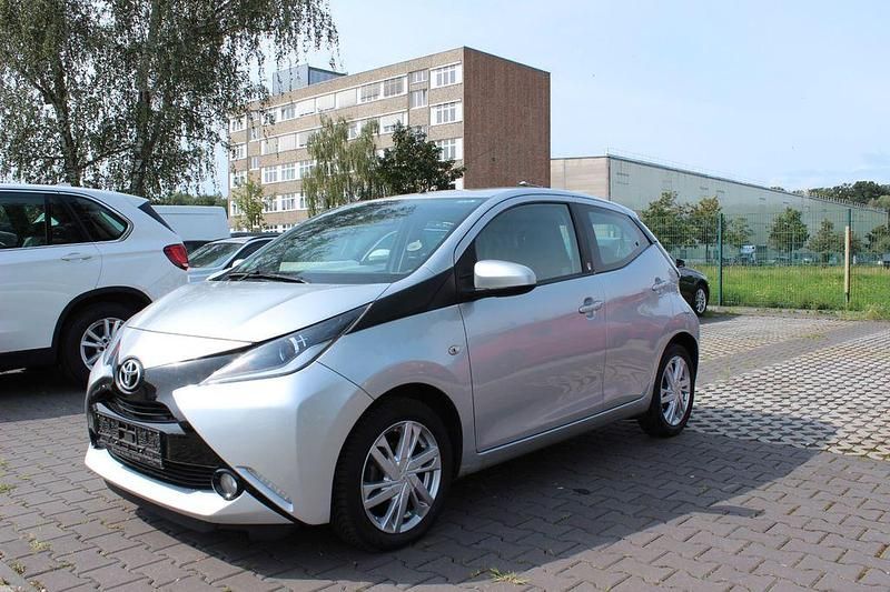 Silber Gebraucht 2018 Toyota Aygo X-play Kleinwagen | 8.800 € (Guter Preis) - Bild 1/4