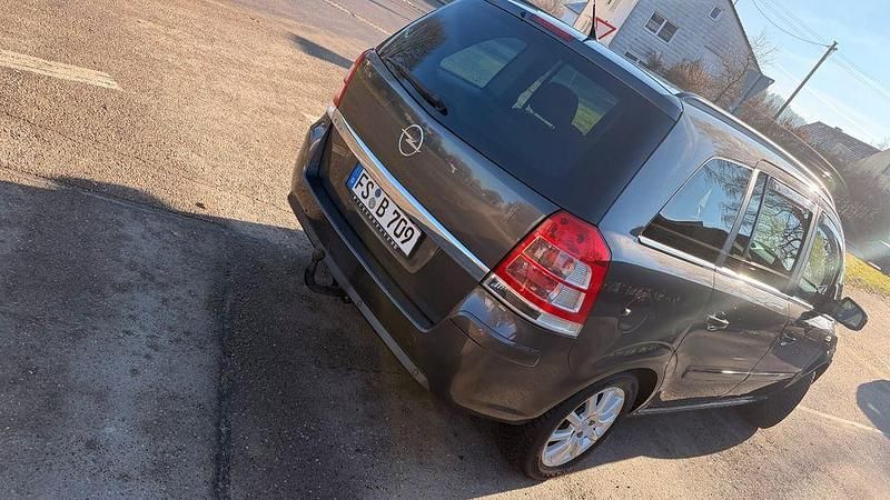 Gebraucht Opel Zafira Selection 116 PS (85 kW) 2011 Grau Van / Kleinbus