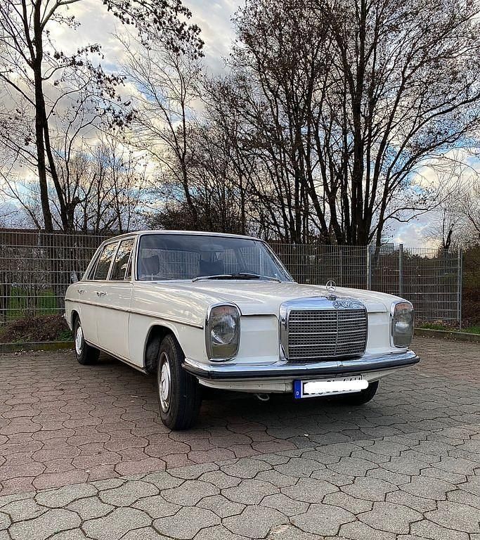 Weiß Gebraucht 1972 Mercedes 200 Limousine | 8.950 € - Bild 1/4