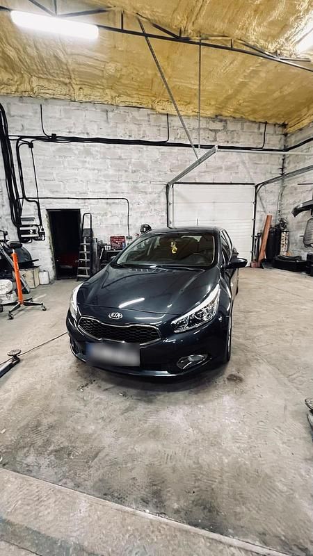 Gebraucht Kia Ceed 100 PS (73 kW) 2015 Grau Kleinwagen