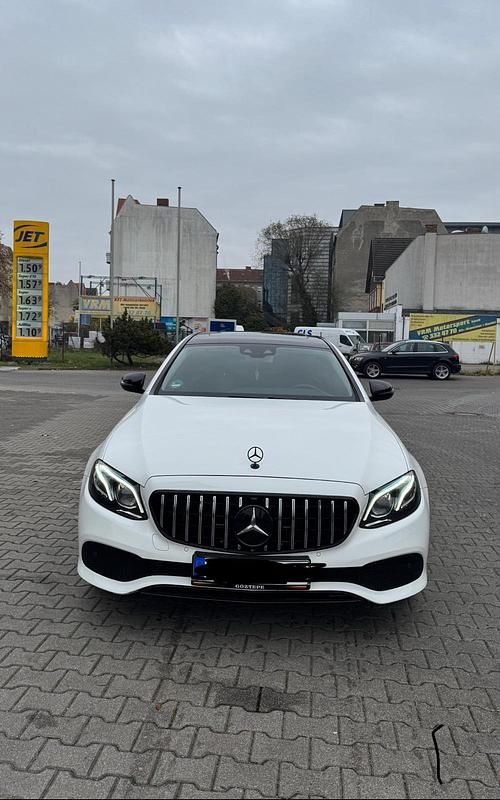 Weiß Gebraucht 2017 Mercedes E350 Avantgarde Limousine | 19.900 € (Fairer Preis) - Bild 1/4