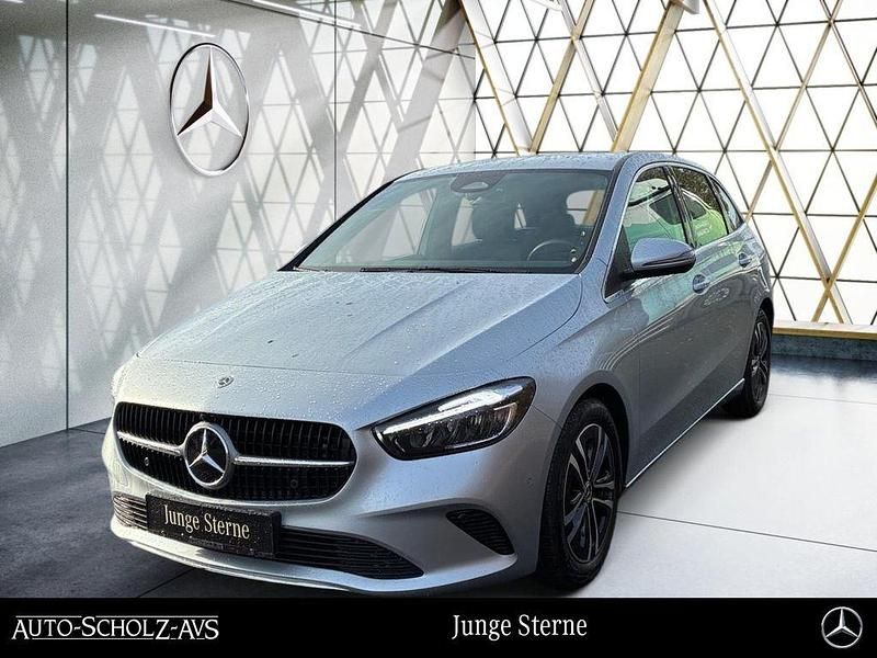 Metalliclack hightechsilber Gebraucht 2024 Mercedes B180 Progressive Van / Kleinbus | 28.789 € (Superpreis) - Bild 1/4