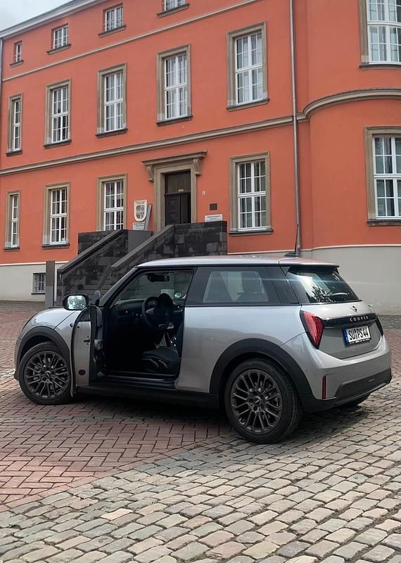 Silber Gebraucht 2025 Mini Cooper Kleinwagen | 26.900 € (Guter Preis) - Bild 1/4