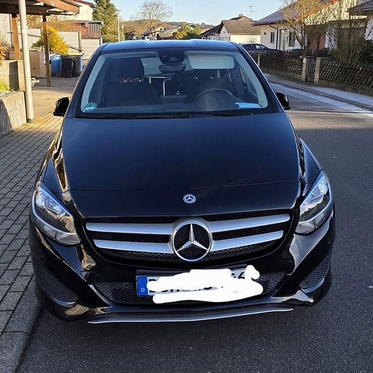 Schwarz Gebraucht 2018 Mercedes B200 Van / Kleinbus | 17.200 € (Guter Preis) - Bild 1/4