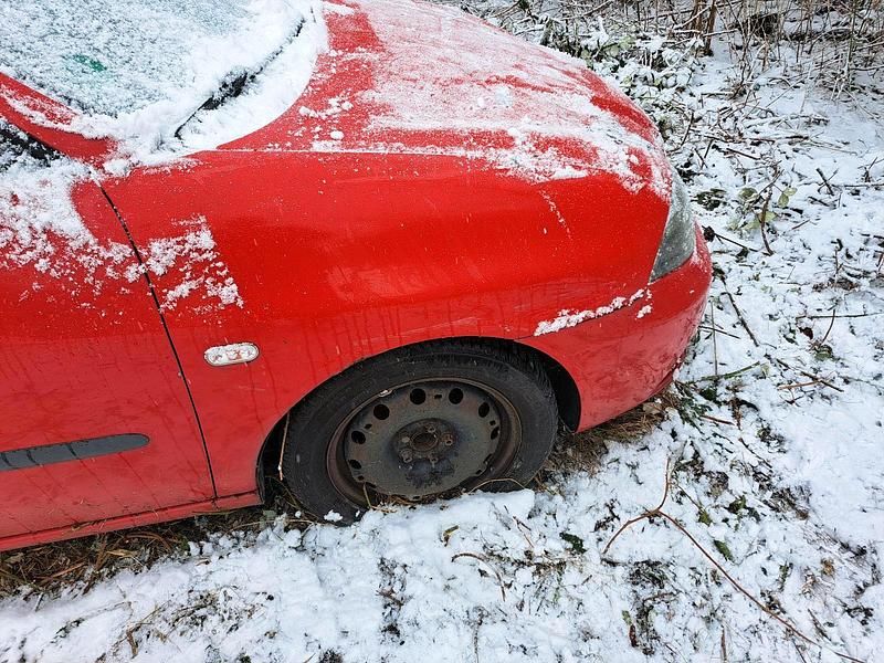 Rot Gebraucht 2002 Seat Ibiza Kleinwagen | 1.300 € - Bild 1/4