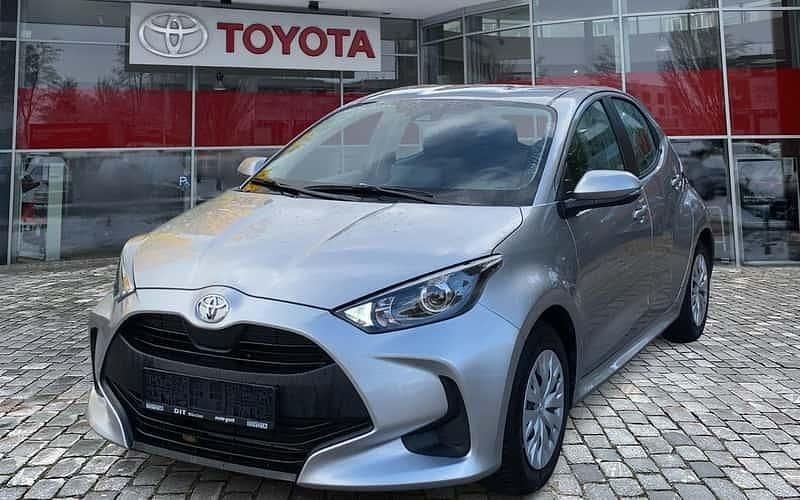 Silber Gebraucht 2022 Toyota Yaris Comfort Limousine | 15.990 € (Guter Preis) - Bild 1/4