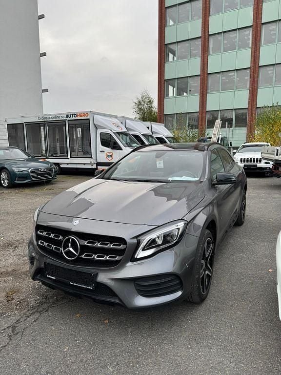 Grau Gebraucht 2017 Mercedes GLA200 AMG line SUV | 20.800 € (Fairer Preis) - Bild 1/4