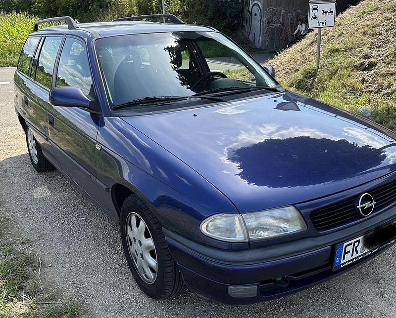 Blau Gebraucht 1998 Opel Astra Kombi | 1.390 € (Fairer Preis) - Bild 1/4