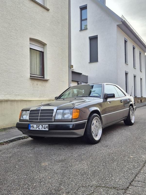 Grau Gebraucht 1988 Mercedes E300 Coupé | 11.500 € - Bild 1/4