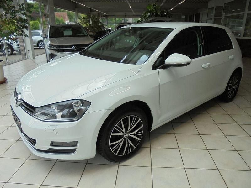 Weiß Gebraucht 2016 VW Golf VII Allstar Limousine | 11.999 € (Etwas zu teuer) - Bild 1/4