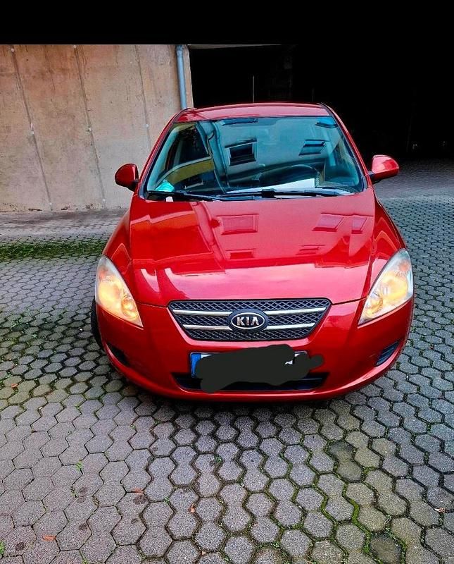 Second-hand Kia Ceed 105 CP (77 kW) 2009 Roșu Hatchback