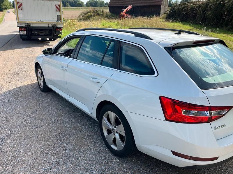 Weiß Gebraucht 2017 Skoda Superb Limousine | 13.999 € (Guter Preis) - Bild 1/4