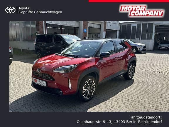 Karminarot metallic, dach schwarz Gebraucht 2022 Toyota Yaris Hybrid Elegant | 30.750 € - Bild 1/4