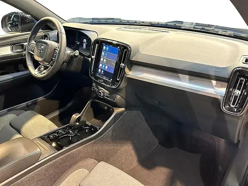 Gebraucht Volvo XC40 Plus 197 PS (144 kW) 2023 Onyx black / metallic SUV