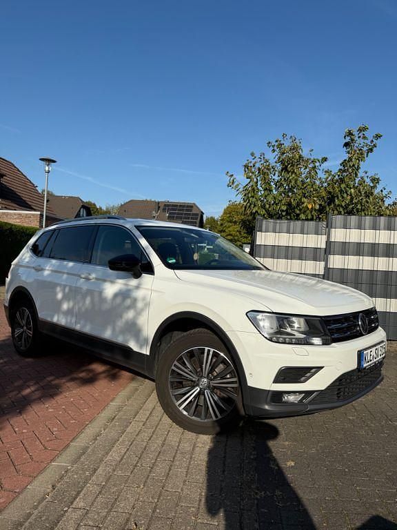 Weiß Gebraucht 2020 VW Tiguan Allspace IQ Drive SUV | 23.850 € (Fairer Preis) - Bild 1/4