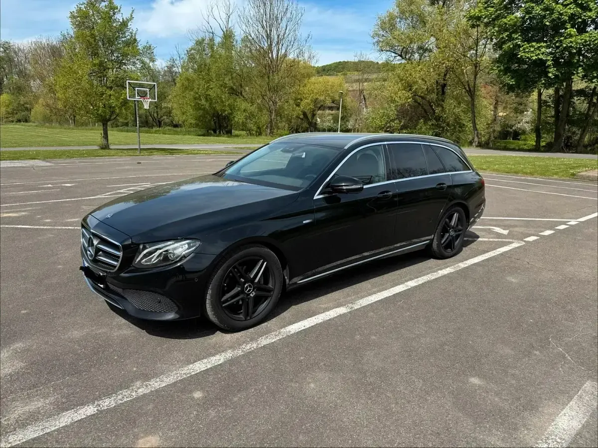 Używany Mercedes E220 194 KM (142 kW) 2016 Czarny Kombi