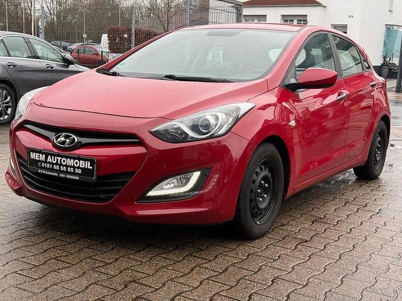 Gebraucht Hyundai i30 Classic 99 PS (72 kW) 2014 Cool red / sol Limousine