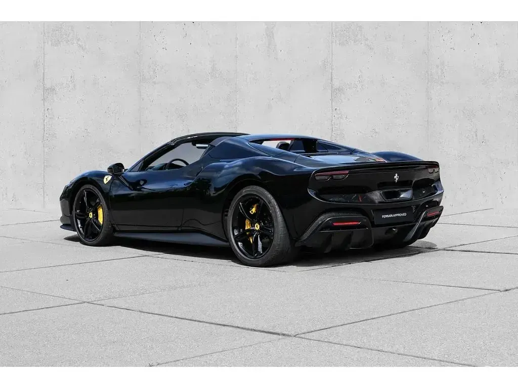 Gebraucht Ferrari 296 829 PS (609 kW) 2025 Schwarz Coupé