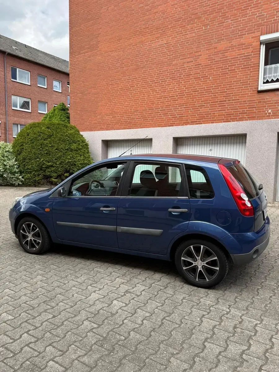 Używany Ford Fiesta 60 KM (44 kW) 2007 Niebieski Hatchback