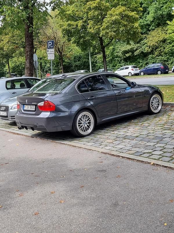 Grau Gebraucht 2004 BMW 330 Limousine | 7.999 € (Fairer Preis) - Bild 1/4