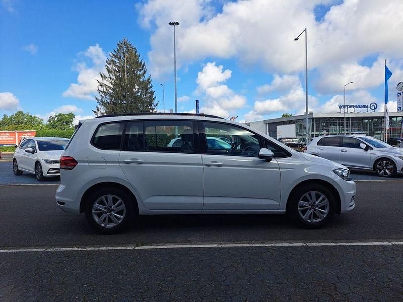 Gebraucht VW Touran Comfortline 150 PS (110 kW) 2022 Weiß Van / Kleinbus